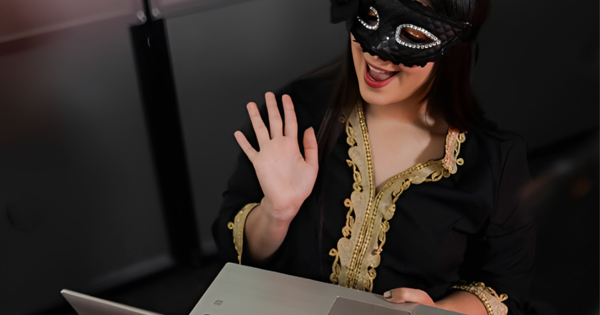 Modelo con antifaz durante una sesión frente al computador