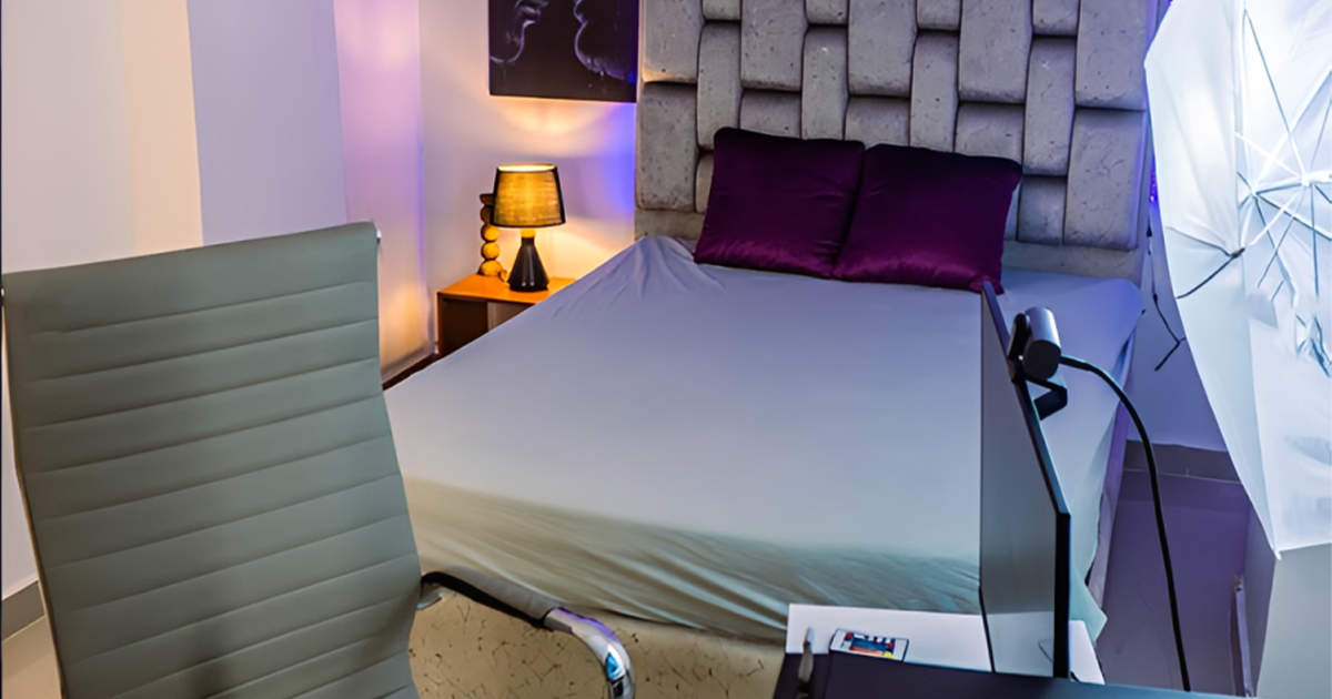 Habitación de transmisión preparada con iluminación ambiental