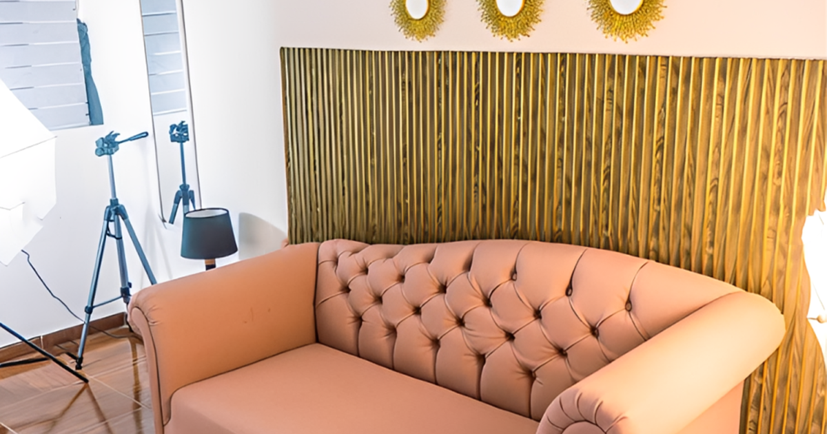 Espacio del estudio con mobiliario e iluminación profesional